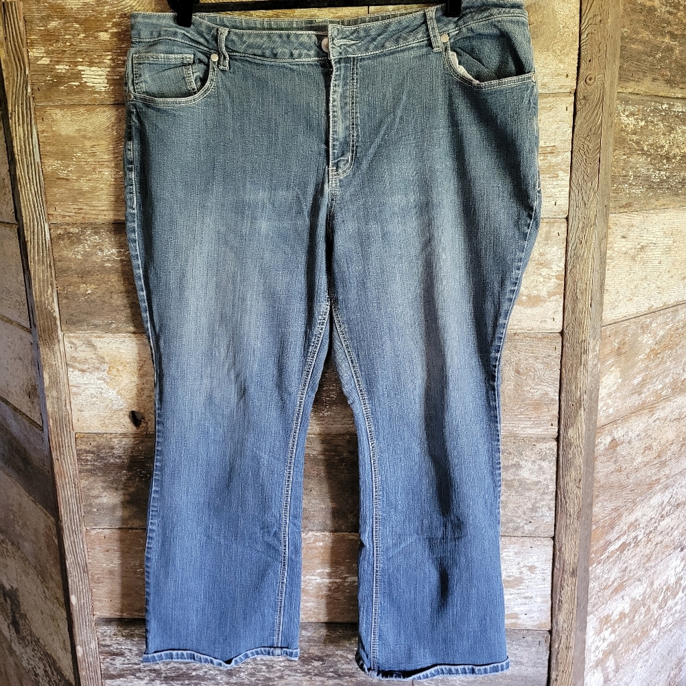 EUC Avenue Plus Size Cropped Jeans